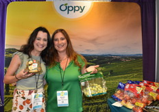 Sydney Schutkowski and Rachel Mehdi show organic Zespri SunGold kiwis as well as organic California grapes from the company’s new SunGrape program.