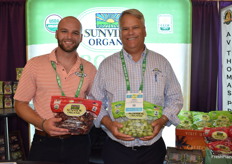 Martin McKenna and John Anspach with Sunview Marketing International show organic red and green grapes from California.