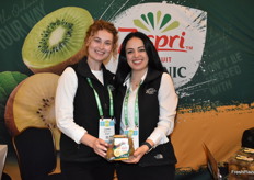 Lauren McKinnon and Fatima Moussawi with Zespri show organic SunGold kiwifruit.