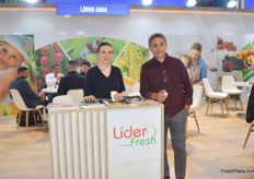 On the right is Ibrahim Ergun of Lider Fresh. This Turkish exporter ships grapes, tomatoes and citrus to Germany, the Netherlands, Russia, the Far East and other Asian and Arabic countries.