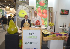 On the right is Filipe Silva of Luso Pera. They export pears and apples from Portugal to Brazil, Spain, Germany, Italy, Morocco and Libya. 