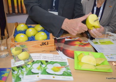 The new German apple Pia41 was on display, and being cut here for tasting to show visitors. It was bred by Dr. Andreas Peil, from the Institute for Breeding Research in Fruit Crops and Dr. Janne Lemper.