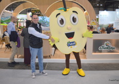 Elad Mardix, CEO of Clarifruit with the Melinda apple mascot.