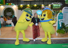 Antonella Palacios Franco from Ecuador with the new Palmar mascots.