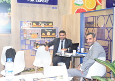 Amr Soliman (left), CEO of Alsolimania. This Egyptian company exports citrus fruit and other fruits to the European market.