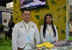 Samuel Barajas and Miriam Selene Cervantes Bello with Coliman Bananas.