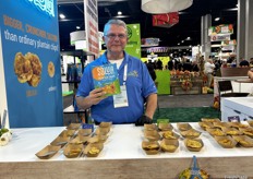 CarbAmericas’ Keith Finnerty happily hands out samples of tasty Solula Plantain Crisps.