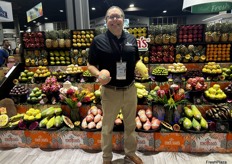 Mangos in hand for Robert Schueller of Melissa’s Produce.