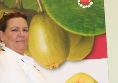 Here is Dawn Gray of ENZA showing the new apple variety Envy.