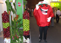 And a Washington apple waving at the photographer.