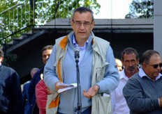 Prof. Luigi Conte works as a breeder by the Fruit Tree Research Center in Rome. He has presented some new peaches and nectarines varieties. He and his colleague Prof. Antonino Nicotra have selected some years ago a very interesting peach, which is completely white and which is called Ghiaccio (= Ice).