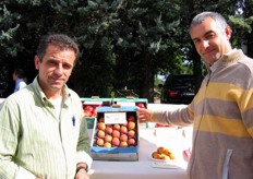 Some representatives of the Italian fruit tree nursery's sector are present as well. From left to right: Renato Spada (CONVI) and Mr. Giovanni Ferrara, a peach producer.