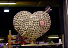 A curious hart-shaped garlic composition, in order to celebrate 40th anniversary of French garlic Ail Rose de Lautrec PGI (protected geographical indication). By Cofra Verona stand.