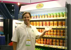 Dan Hoskins of Sundia showing his products