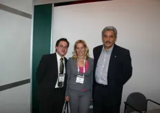 On this photo you see the Mexican Secretary of Agriculture and Lody van Berkel and Carolien Bierens of FreshPlaza