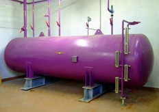 "Here is the tank containing the liquid ammonia, which is used to refrigerate the storage cells. Dr. Lombardi explains: "We can reach very low temperatures, down to -35 °C."