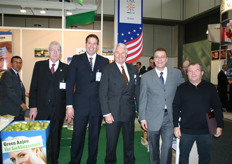 Kevin Mofit of USA Pears (2nd rights) and Frederik van der Monde (3rd right), who promotes American pears in The Netherlands and Belgium