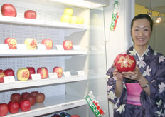 Very large apples from Japan. These apples are from common varieties, but become so lareg because they get a longer period to grow