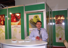 Refik Büyükgöçmen of AgroFresh holding a SmartFresh apple.