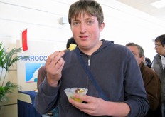 "Daniel Ibattici, student in visit to the fair, made comments on fresh fruit salad: "Very good!"