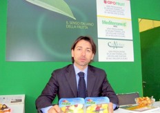 Enrico Casadei of APOFRUIT ITALIA, shows Tit Bit, a fresh-cut fruit product line.