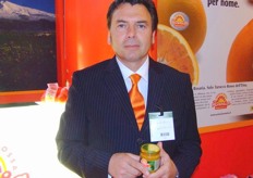 Aurelio Pannitteri shows a pot of red orange Rosaria marmelade.