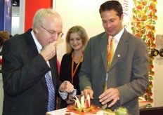 Mr. John Beyrle the American Ambassador here tasting one of the USA pears toghether with Jeff Correa form USA Pears.