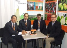 Niels C. Otte (director of SAVE) at the right visiting one of his relations Salentein Fruit Argentina: Nicolás Bonavento, Marcos Scoffield and Ricardo Mohr.