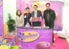 Virginie Boutin, Odile Gautier, Stéphane Derennes, Charlie Gautier showing their apples.