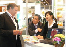 Mr. Avin Wong and Ms. Vicki Lin of Xiamen Bona Industry- China,with such charm chatting with one of their visitors.