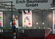 Dietmar Baumeister (MD of Erich Baumeister GmbH) presents his new bindingmachine