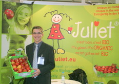 Vincent Lehallier with his apples of Juliet.