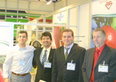 The booth of Ricardo Burghardt of Agricola Fraiburgo together with a customer.