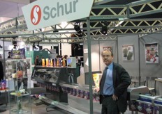 Erik Hansen proudly presents their pouch machine in the Booth of Schur Flexible Germany GmbH