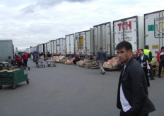 Outside the official wholesale centre is a place where products are offered direct from the trucks.