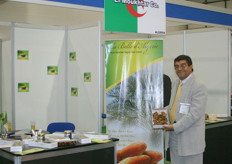 Mokhtar Biskri promotes his tasty dates