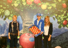 The crew of VOG promting the Marlene apple under the tree