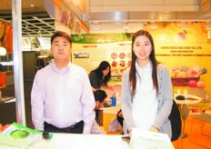 Ms. Zhang Mingming and colleague (Botou Dongfang Fruit)