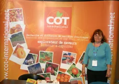 Marie-Laure promoting Cot International, a company that is specialized in research and propagation of new fruit varieties.