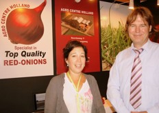 Femke and Carl of Agro Centre Holland promote red onions