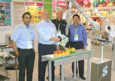 Siam Pandey, Rick Goddard, Tracy King and Jin Han of Sinclair promote the Hand Labeling System. It is specially for fruit and vegetables, which aren't packed on automatic packing lines.