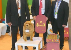 "François Lafitte, Jean-Baptiste Pinel and John Piper of Prim'Land promote the "Oscar" kiwi."