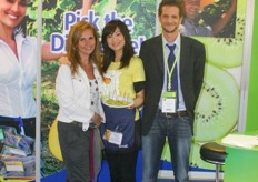 Alessandro Fornari (on the right) together with his colleagues to promote Jingold kiwis.