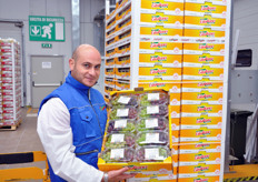 Quality control responsible Nunzio Pavone showing a mixed grapes packaging.