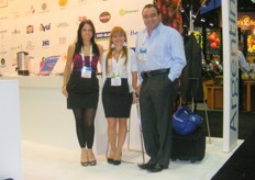 Air cargo specialists flanking the Argentinean Export Promotion representative