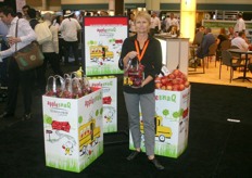 Jill Morrison of Oneonta holds a tote bag. She stands next to the AppleSnaq display for retailers, they have also a Pear- and CherrySnaq.