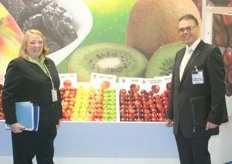 Kris Marceca (US Apple Export Council) and George Smith (Washington Apples) promote the same product from a different US area.