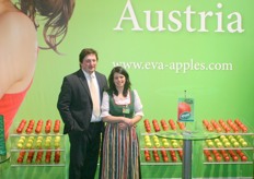 Heinrich Juritsch from EVA (on the left) promotes EVA apples.