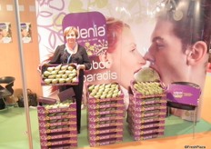 Lourdes Salazar from Top Quality promotes Edenia pear. The company looks for new markets to export the pear.