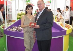 Miss Hong Kong 2010 and Robert Verloop of Naturipe